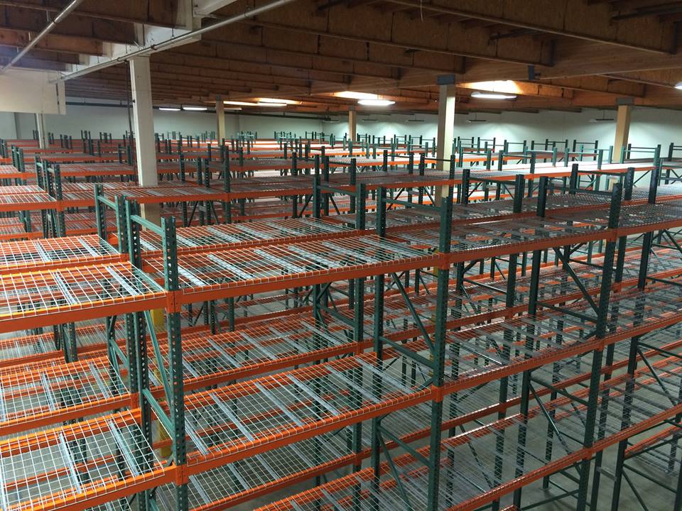Selective pallet rack with direct access to each pallet